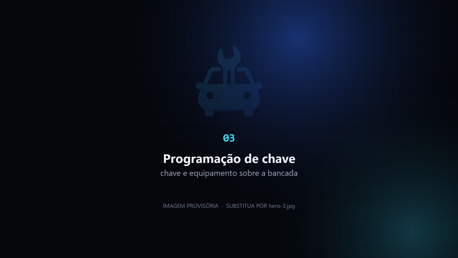 Chave automotiva e programador de chaves sobre a mesa de trabalho.
